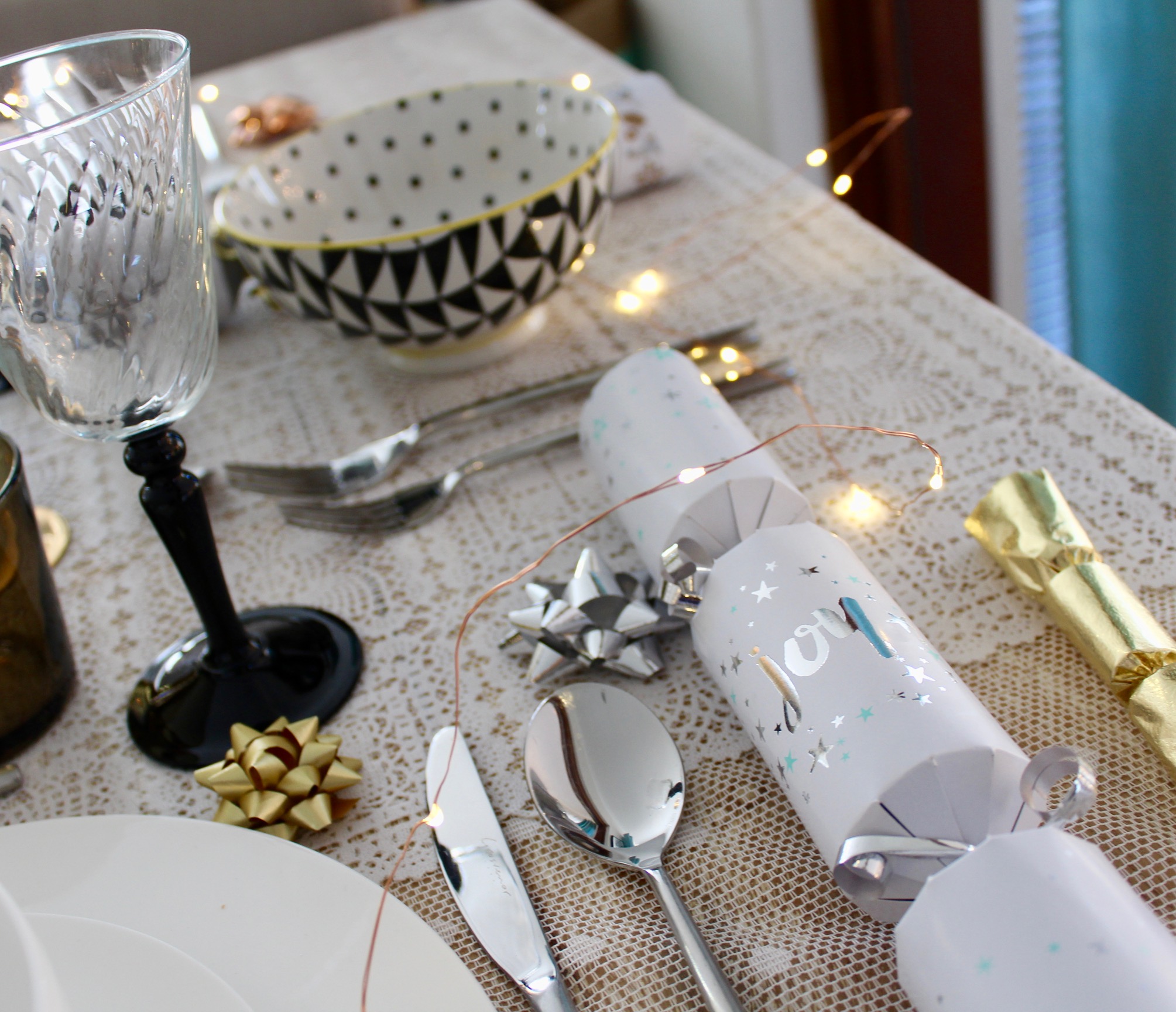 How to style a Christmas Table - free decorating guide on the blog