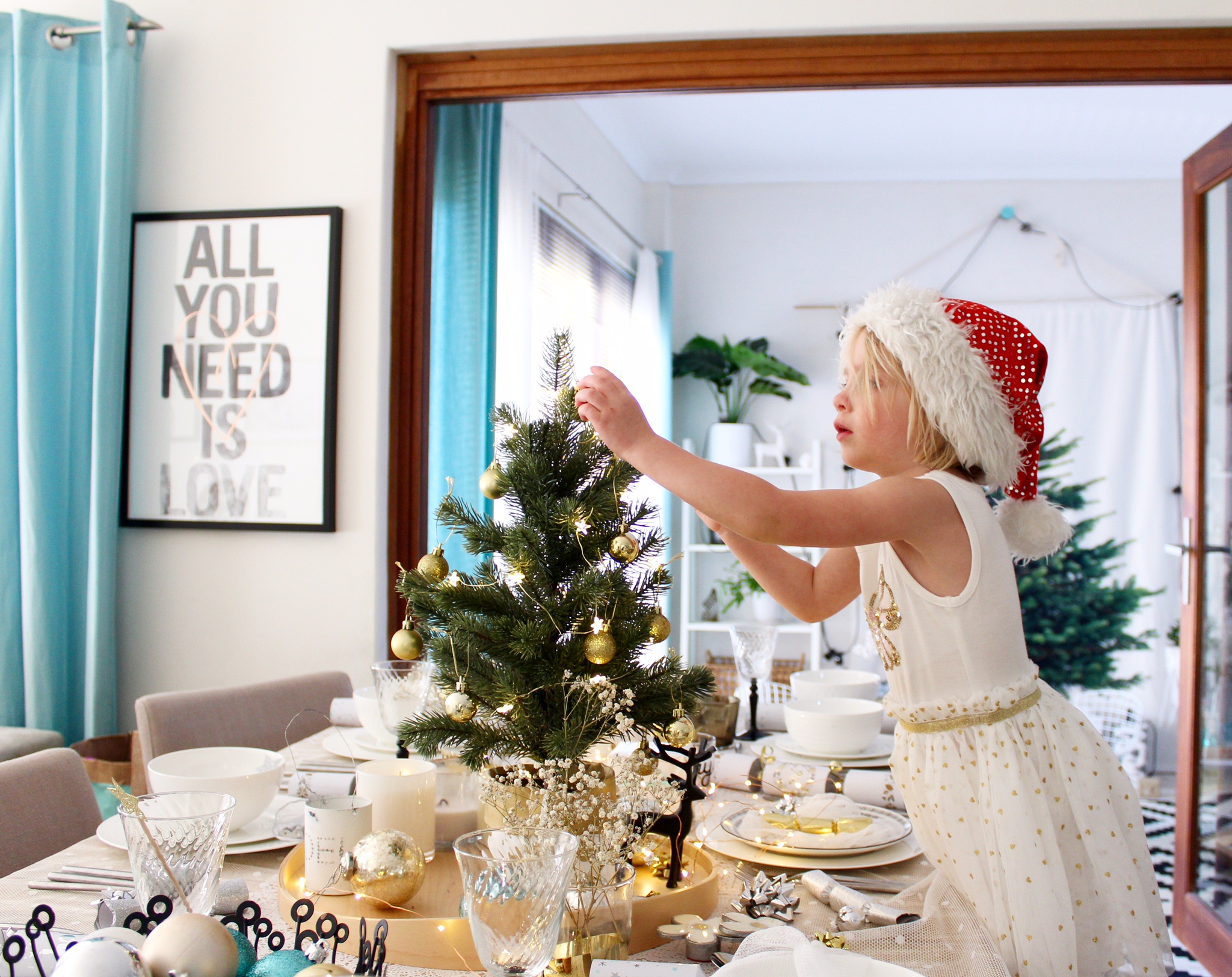 How to style a Christmas Table - free decorating guide on the blog