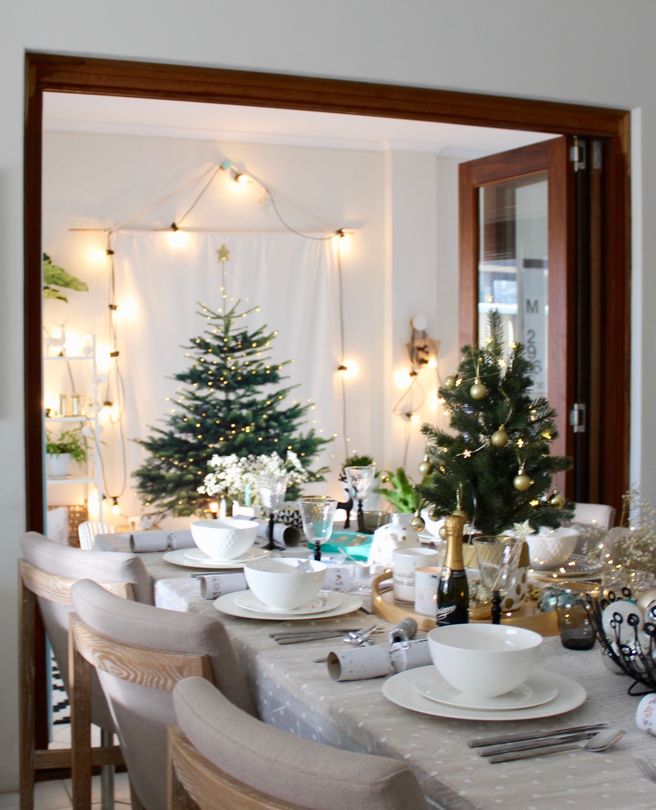 How to style a Christmas Table – free decorating guide on the blog