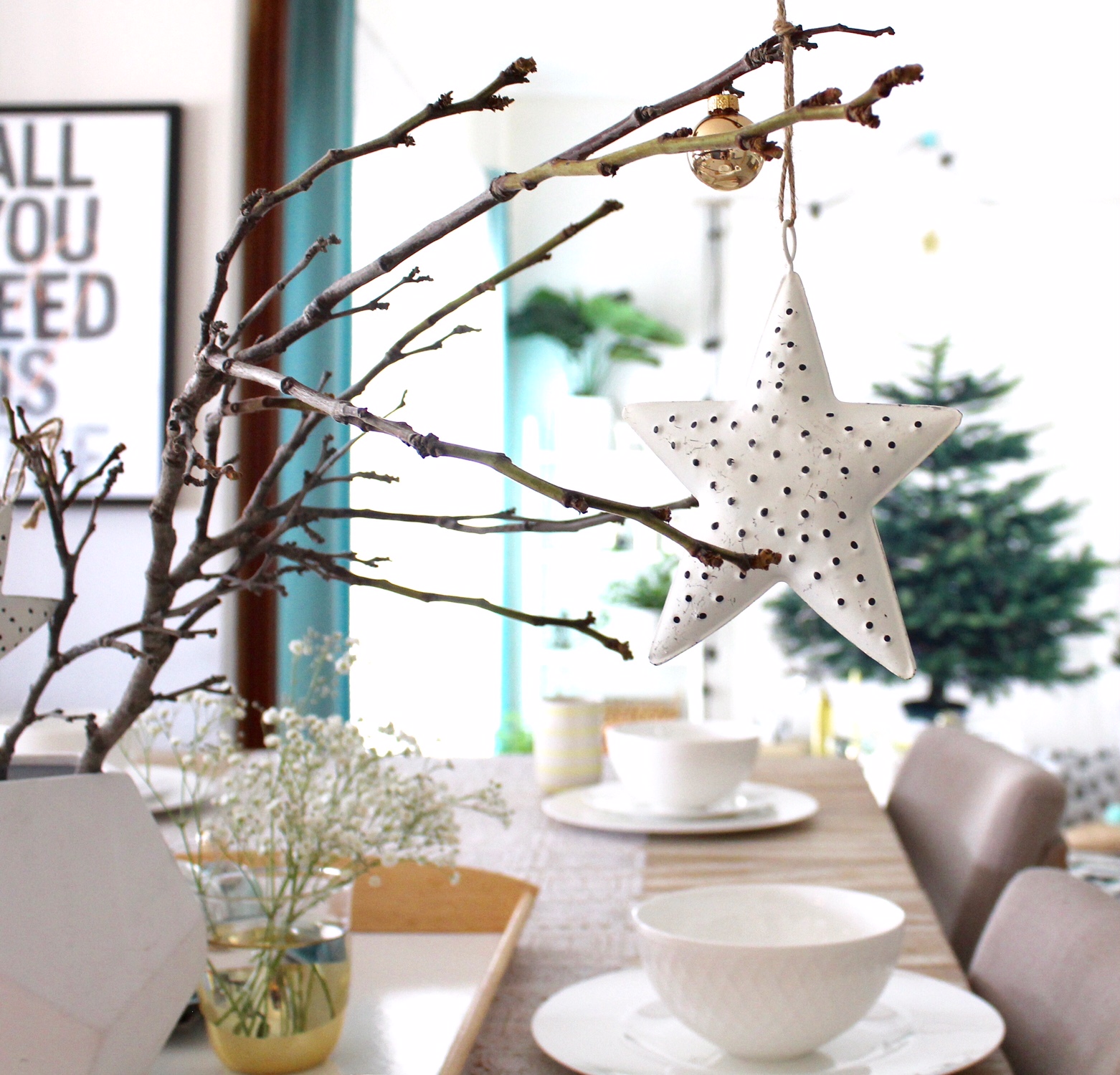 How to style a Christmas Table - free decorating guide on the blog