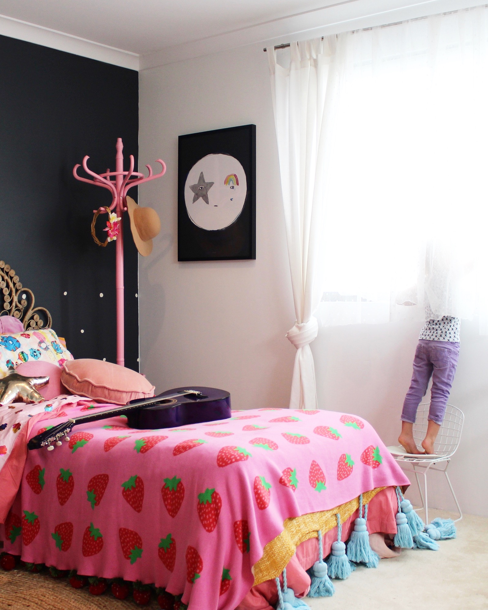 Boho kids bedroom | girls bedroom ideas using vintage finds. More on the blog www.fourcheekymonkeys.com